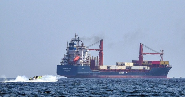 Khóa cứng eo biển Hormuz khiến Trung Đông 'tê liệt', Iran 'ung dung' xuất khẩu dầu - thu 139 triệu USD/ngày