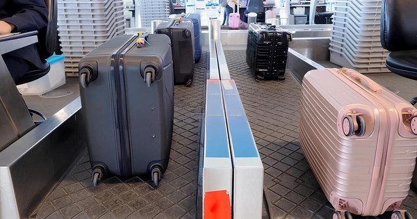Vì sao nên quay bánh xe vali ra ngoài khi cân hành lý đi máy bay?