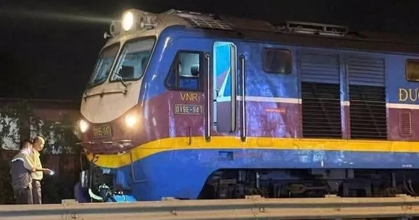 Hà Nội: Tàu hỏa va chạm xe máy, 2 người tử vong