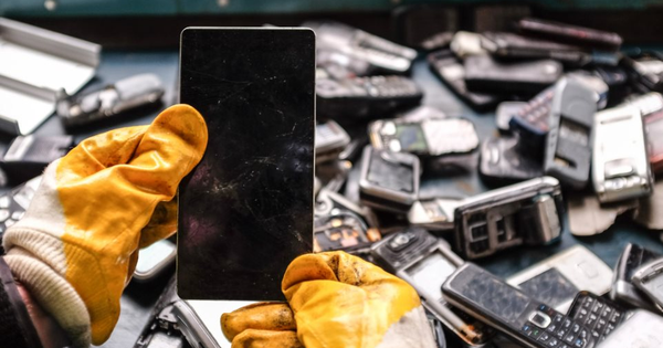 Bới rác tìm vàng: Khi những chiếc điện thoại nát bỗng hóa 