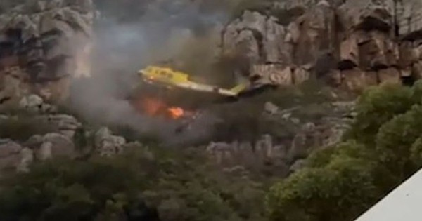 Trực thăng cứu hỏa va vào vách đá rồi lao thẳng xuống đám cháy lớn