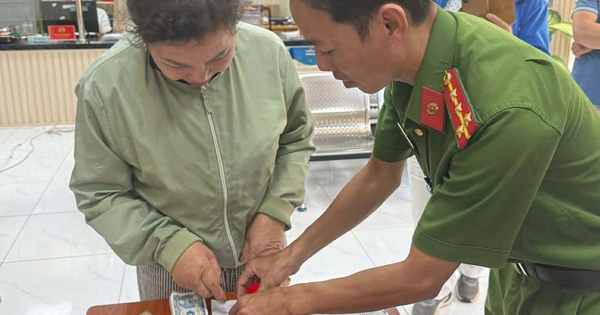 Bỏ quên túi xách chứa gần 10 chỉ vàng và kim cương trên taxi, người phụ nữ nhận lại 