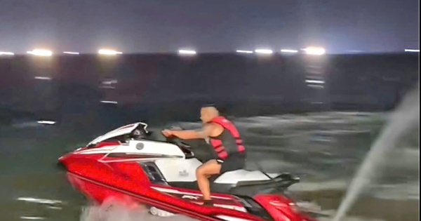 Liều lĩnh lái mô tô nước trong bãi tắm công cộng, TikToker bị mời làm việc