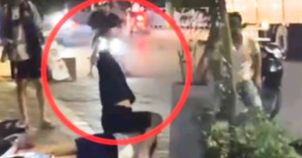 Nam sinh bị nhóm người đi ô tô dùng gậy đánh tới tấp giữa phố Hà Nội