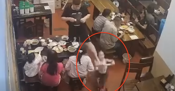 Điều tra nam thanh niên đạp ngã bé gái trong quán ăn gây phẫn nộ