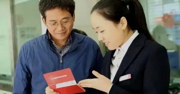 Khách gửi tiết kiệm 209 triệu đồng được tặng bảo hiểm, vài tháng sau cần tiền đi rút thì được ngân hàng thông báo: “10 năm nữa hãy quay lại”