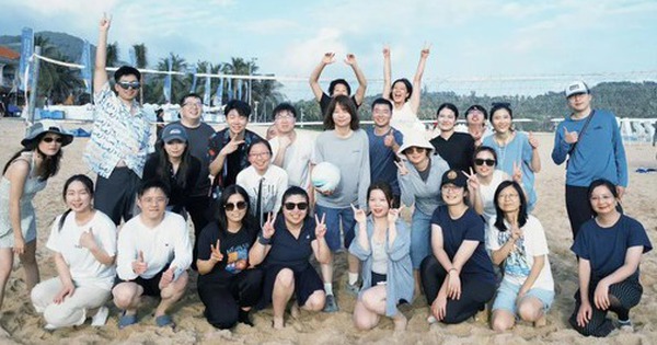 Team buiding mà sếp thân mật quá đà: Làm sao để xử lý gọn?