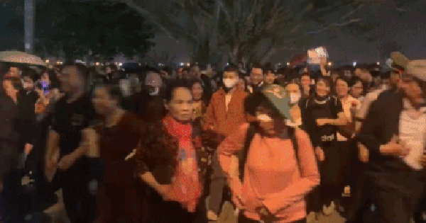 Người dân ùn ùn kéo vào đền Trần lúc nửa đêm