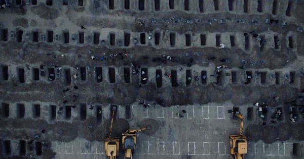 Ám ảnh hơn 160 nấm mộ sau cuộc không kích vào trường tiểu học ở Iran