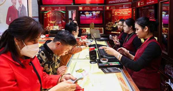 Giá vàng 'nhảy múa' do căng thẳng Trung Đông, có nên mua lúc này?