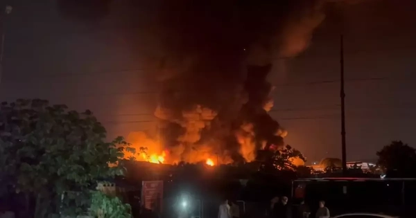 Hà Nội: Xưởng gỗ bốc cháy dữ dội trong đêm, 1 người tử vong