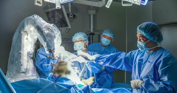 Robot AI thay khớp chuẩn xác đến 100% đầu tiên tại Việt Nam