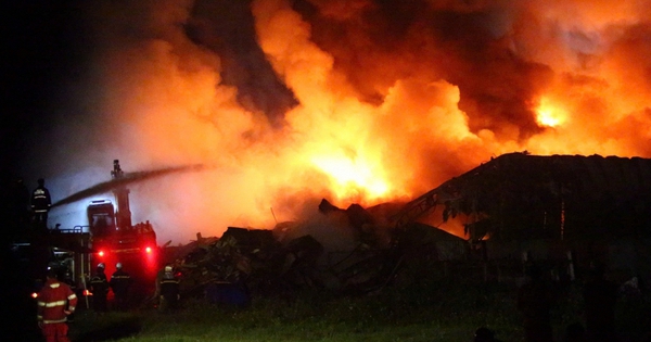 Hiện trường vụ cháy kho xưởng gần Bệnh viện K Tân Triều: Lửa bao trùm trong đêm, chữa cháy suốt nhiều giờ