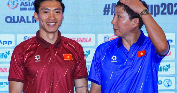 Văn Hậu gây sốt vì hành động tinh tế với HLV Kim Sang-sik, màn so chiều cao của hai trò mới cực đáng yêu