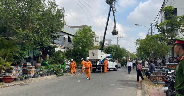 Xe cẩu vướng dây điện phát nổ, tài xế tử vong