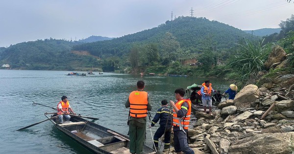 Hiện trường trắng đêm tìm kiếm đôi vợ chồng mất tích giữa lòng hồ thủy điện: Con trai may mắn sống sót