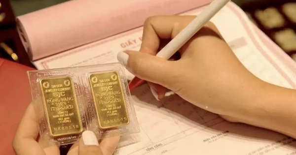 Mua vàng rồi nhận giấy hẹn: Rủi ro pháp lý trong giao dịch 'tiền trao...cháo hẹn múc'