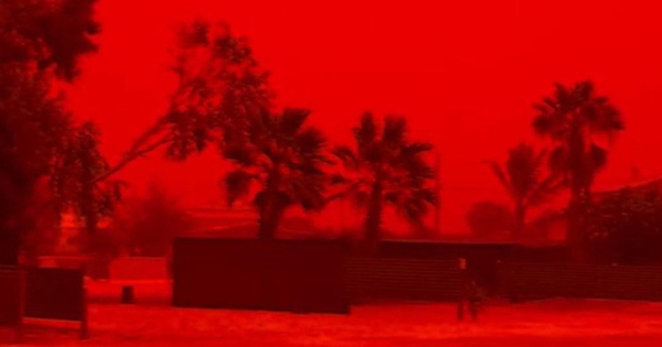 Bầu trời bất ngờ chuyển sang màu đỏ rực như ngày "tận thế"