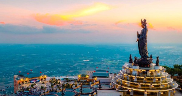 Công trình làm bằng 170 tấn đồng đỏ do chính người Việt tạo tác bằng công nghệ châu Âu, đã vượt Trung Quốc để lập kỷ lục cao nhất châu Á