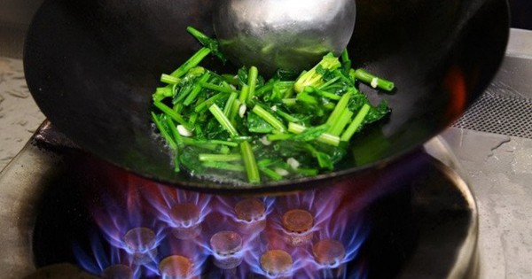 Dầu ô liu phải "chịu thua" loại dầu này khi nấu món xào, bác sĩ nghiêm mặt: 3 loại dầu này ĐỪNG BAO GIỜ dùng!