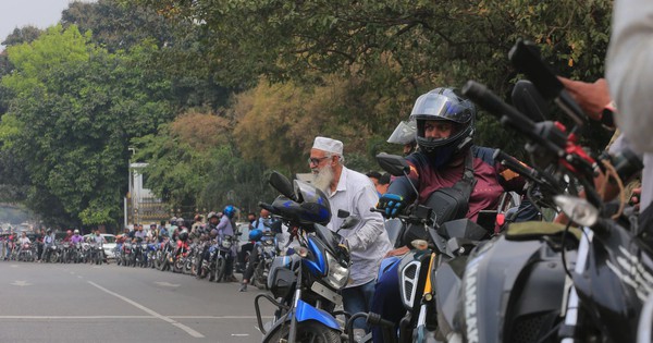 Không phải tắc đường, đây là dòng người vô tận chờ đổ xăng tại 1 quốc gia châu Á: Vấn đề không phải giá bao nhiêu nữa