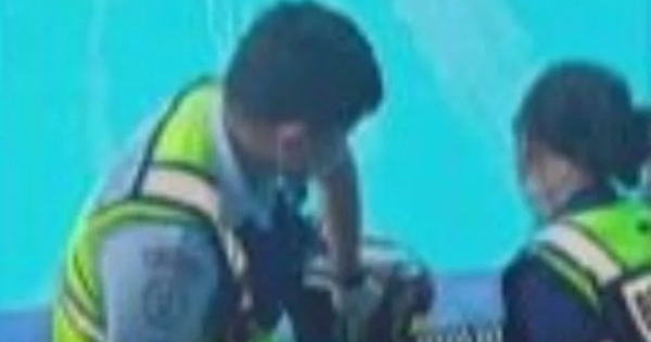 Đến trường học đón cháu nhưng không thấy đâu, bà đi tìm thì ngã quỵ khi thấy cậu bé nằm dưới đáy bể bơi