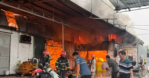 Hà Nội: Cháy lớn tại kho xưởng bánh kẹo xã Hương Sơn