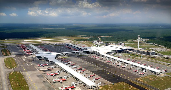 Giữa khủng hoảng nhiên liệu, láng giềng Việt Nam vẫn bán vé bay khứ hồi chỉ 900.000 đồng