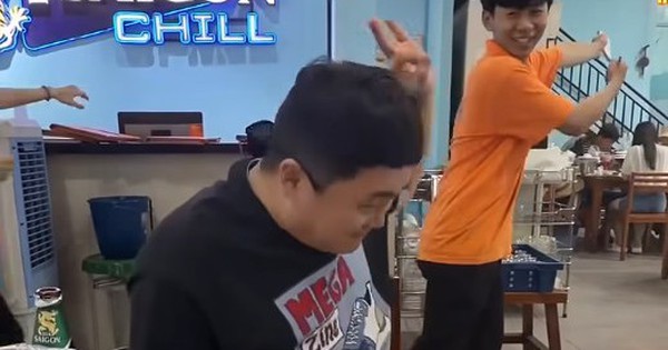 Không nói tiếng Việt hay Google dịch, khách Hàn làm 1 hành động lạ khiến nhân viên lập tức hiểu ý: 90.000 người xem xong phải “há hốc”