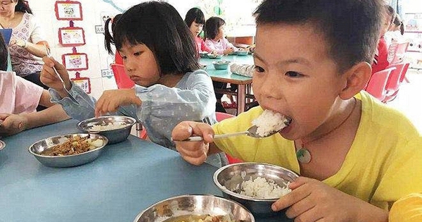 Dặn con bí mật chụp ảnh bữa ăn bán trú, bà mẹ tá hoả khi xem ảnh: Thế cũng xứng gọi là 