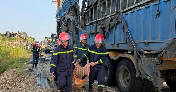 Kinh hoàng xe container tông xe máy rồi lật ngang, 3 người tử vong