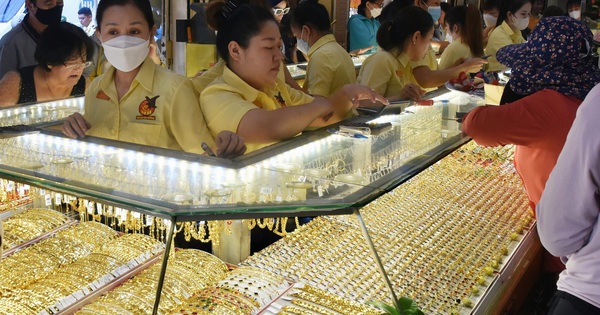 Giá vàng hôm nay, 1-4: Tăng mạnh lên gần 4.700 USD/ounce