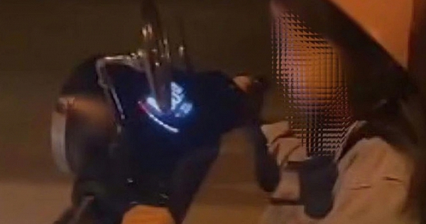 Cháu bé 5 tuổi lái xe máy điện ngoài đường ở Quảng Ninh: Mời phụ huynh lên phường