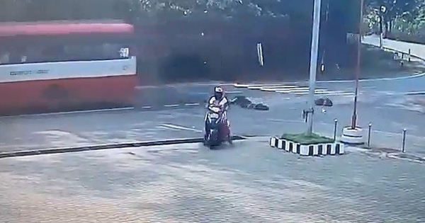 Xe buýt vào cua gấp khiến 2 chị em văng xuống đường