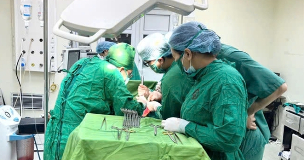 Cứu thai phụ 35 tuần ngã trong nhà tắm vỡ lách, mất 1,4 lít máu