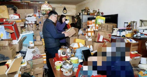 Cụ bà chốt hàng nghìn đơn online nhưng không bao giờ tháo hộp, 30 người dọn 12 giờ mới thấy mặt sàn: Phía sau là cả câu chuyện buồn