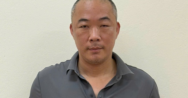 Khởi tố vụ án người đàn ông túm tóc, giẫm đạp lên một shipper ở Hà Nội