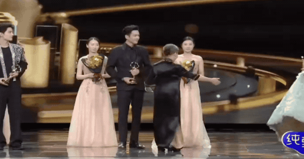 Trên đời có duy nhất 1 người cười hở lợi vẫn đẹp khủng khiếp, đẻ sớm 1.000 năm thì giai nhân thời cổ đều phải làm nền