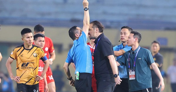 HLV Velizar Popov nổi cáu ném thẻ, bị truất quyền chỉ đạo trận Thể công Viettel gặp Thanh Hoá ở V.League