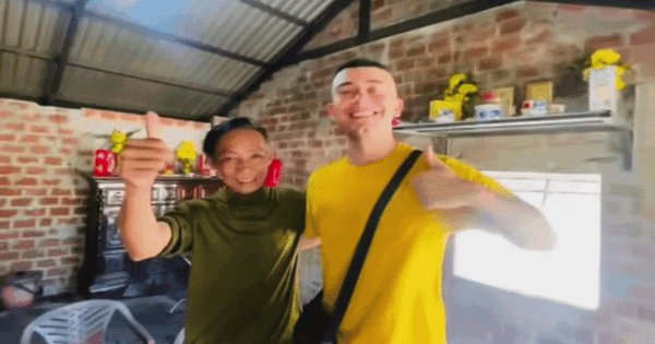 Khách Tây giàn giụa nước mắt trong căn nhà lụp xụp của ngư dân Việt Nam, tuyên bố tiền nhiều cũng không mua nổi điều này