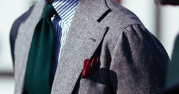 Phong cách suit vai nhăn và cà vạt thắt lệch: Tưởng suồng sã nhưng lại là biết chơi