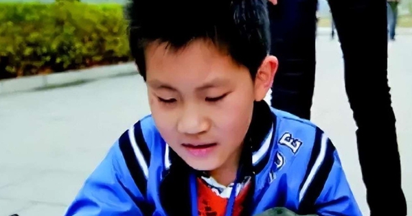 Cậu bé 10 tuổi này tài giỏi cỡ nào mà khi 