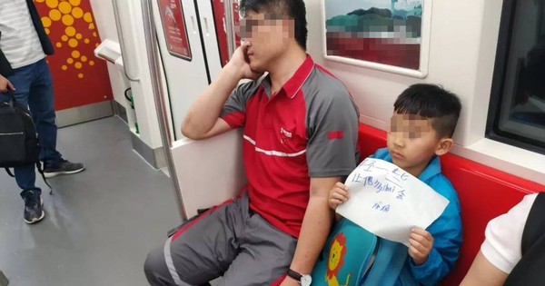 Bé trai cầm trên tay tấm bảng, đọc xong mà ngàn phụ huynh mơ ước: Đây chính là 