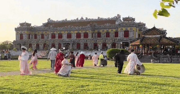 Khách Tây đi Huế, thấy mình như đang đứng giữa một buổi “tiến cung”