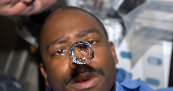 Trong môi trường không trọng lực, thức ăn do phi hành gia nuốt vào trôi xuống bụng như thế nào?