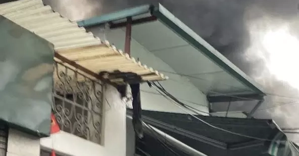 Cháy kho đông lạnh ở Hà Nội, cột khói đen cuồn cuộn