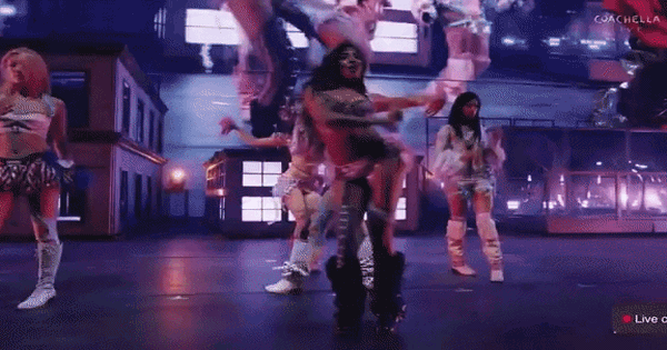 Nhóm nữ đàn em của BTS trình diễn phản cảm nhức mắt, công khai cô lập 1 thành viên tại Coachella?