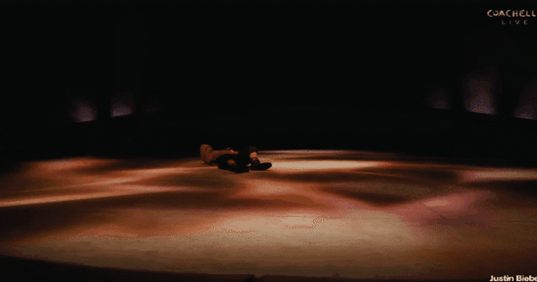 Cả triệu người hướng về Coachella 2026 xem Justin Bieber vừa nằm vừa hát, chưa một siêu sao nhạc pop nào 