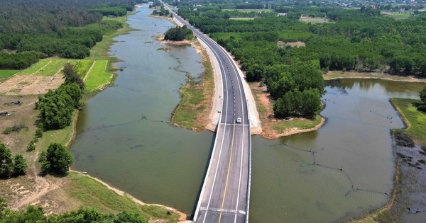 Cung đường biển 5.600 tỷ ở Quảng Ngãi đẹp như tranh, nhìn từ trên cao càng “đỉnh”