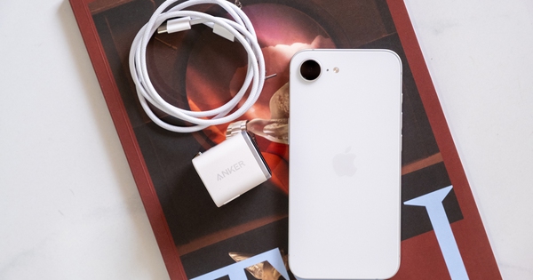 Trên tay củ sạc tích hợp màn hình thông minh, có AI quản lý sạc, giá 550.000 đồng